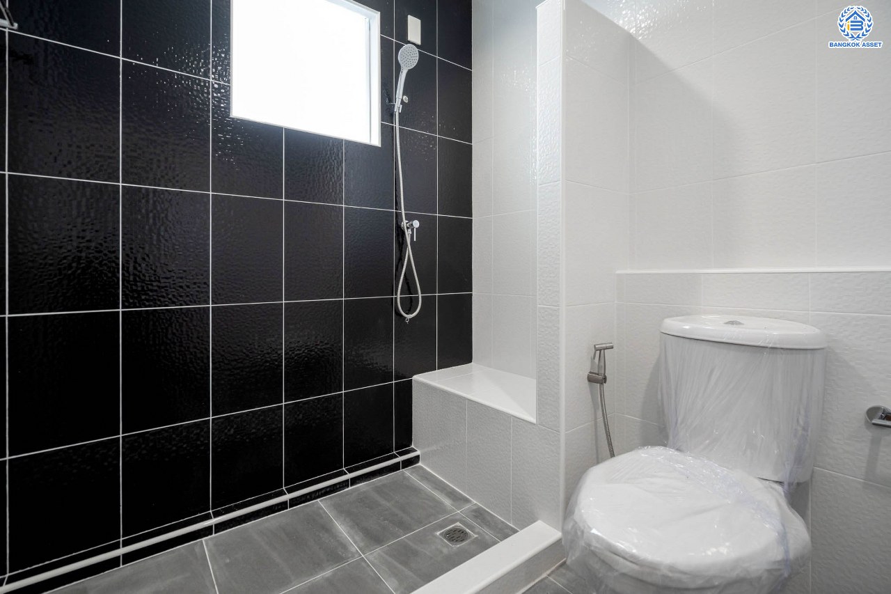 บ้านมือสองตกแต่งใหม่ โครงการ พฤกษ์ลดา พุทธสาคร แบรนด์ LH รองรับทุกความสุข เนื้อที่ 53.1 ตร.ว. ฟังก์ชัน 3 ห้องนอน 2 ห้องน้ำ จอดรถได้ 2 คัน บนทำเลใกล้ The Mall บางแค และเชื่อมต่อถนนเพชรเกษม, ถนนพุทธมณฑลสาย4 ใกล้โครงการรถไฟฟ้าสายสีน้ำเงิน "สถานีหลักสอง"